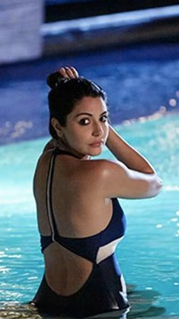 anushka-sharma-hot-photo-in-black-swimsuit Anushka Hot