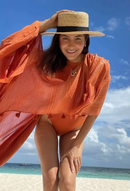 anushka-sharma-hot-photo-in-swimsuit-from-beach-vacation-with-virat-kohli Anushka Sharma in Swimsuit