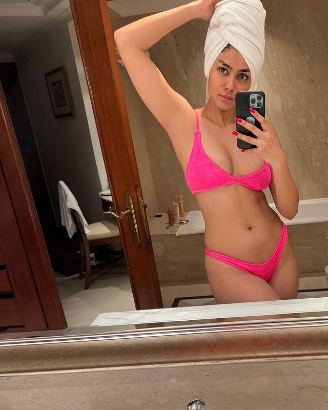 mrunal-thakur-in-pink-bikini-bathroom-selfie Mrunal Thakur in Pink Bikini bathroom Selfie