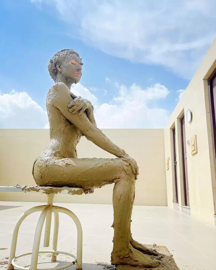 urvashi-rautela-nude-mud-bath-photoshoot Urvashi Rautela Nude Mud Bath Photoshoot
